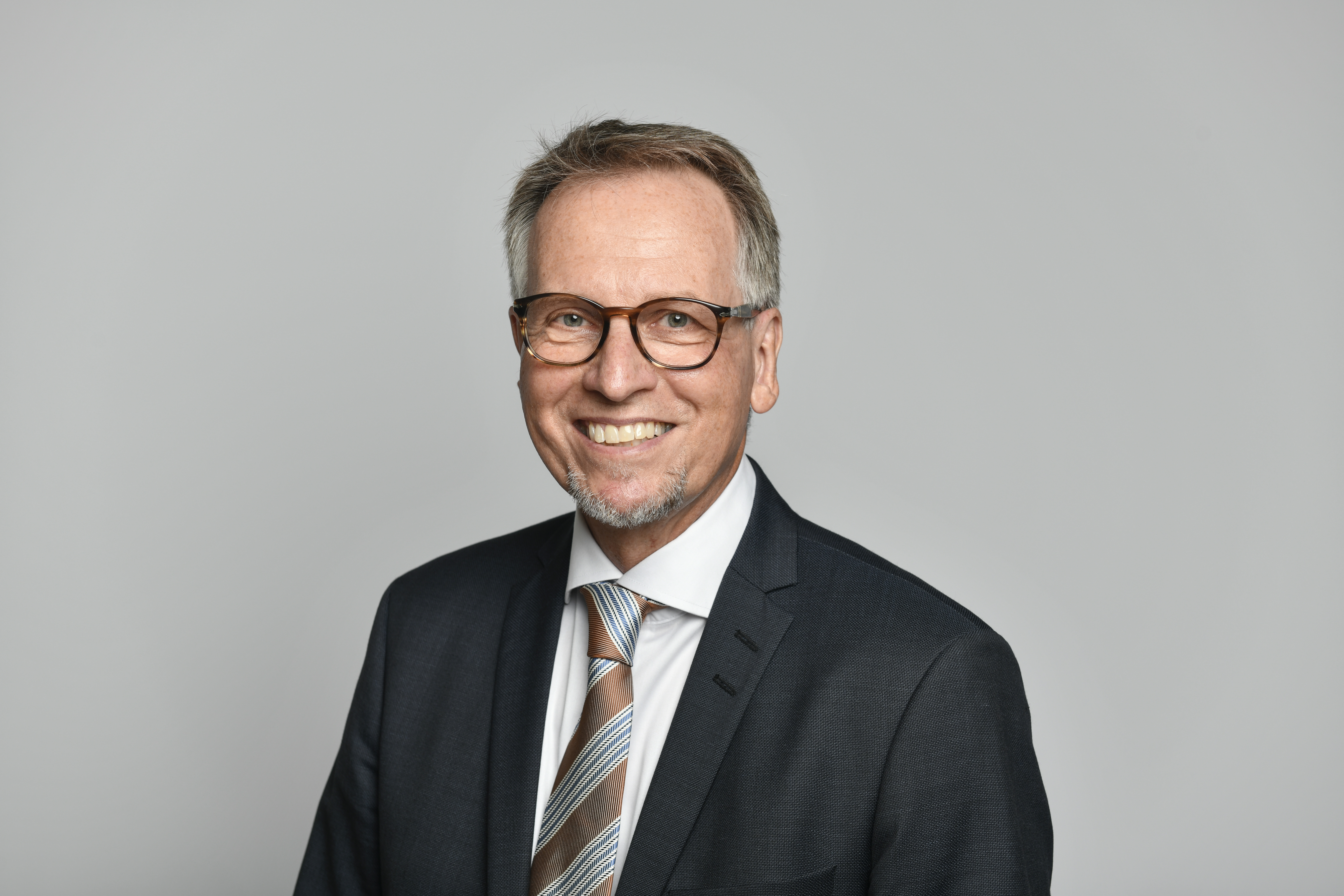 Schwarz&Partner_Hr. Büchler.jpg Schwarz%26Partner_Hr.%20B%C3%BCchler.jpg